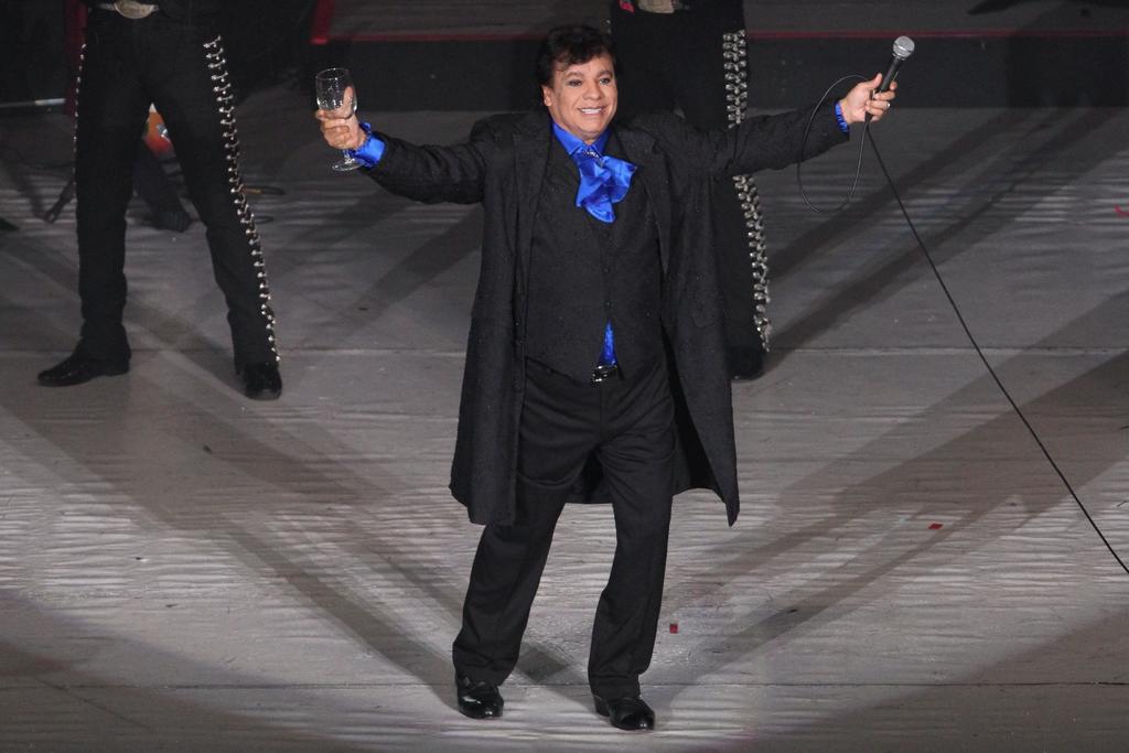 Caso Juan Gabriel. Su heredero y abogado, demandan a Joaquín Muñoz por daño moral, por decir que sigue vivo. (ARCHIVO)