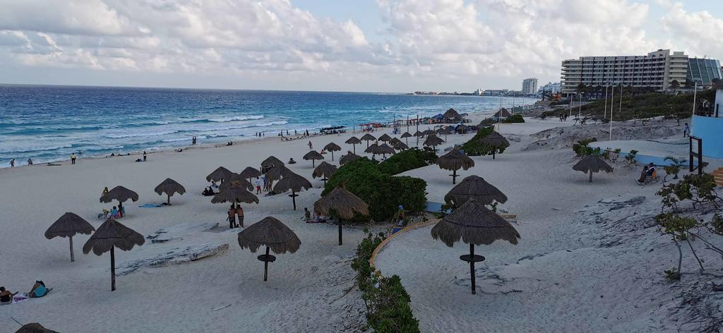 Los destinos turísticos de Quintana Roo, estado al que pertenece Cancún, la principal playa de México, dejaron de recibir más de 1,595 millones de dólares por la cancelación de vuelos y de reservas tan solo en las últimas dos semanas.
(ARCHIVO)