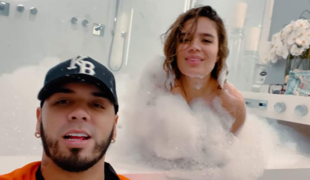 La colombiana Karol G y su novio, el puertorriqueño Anuel AA, lanzan Follow, un tema que crearon durante su encierro en casa y que ahora comparten con sus fans. (ESPECIAL)