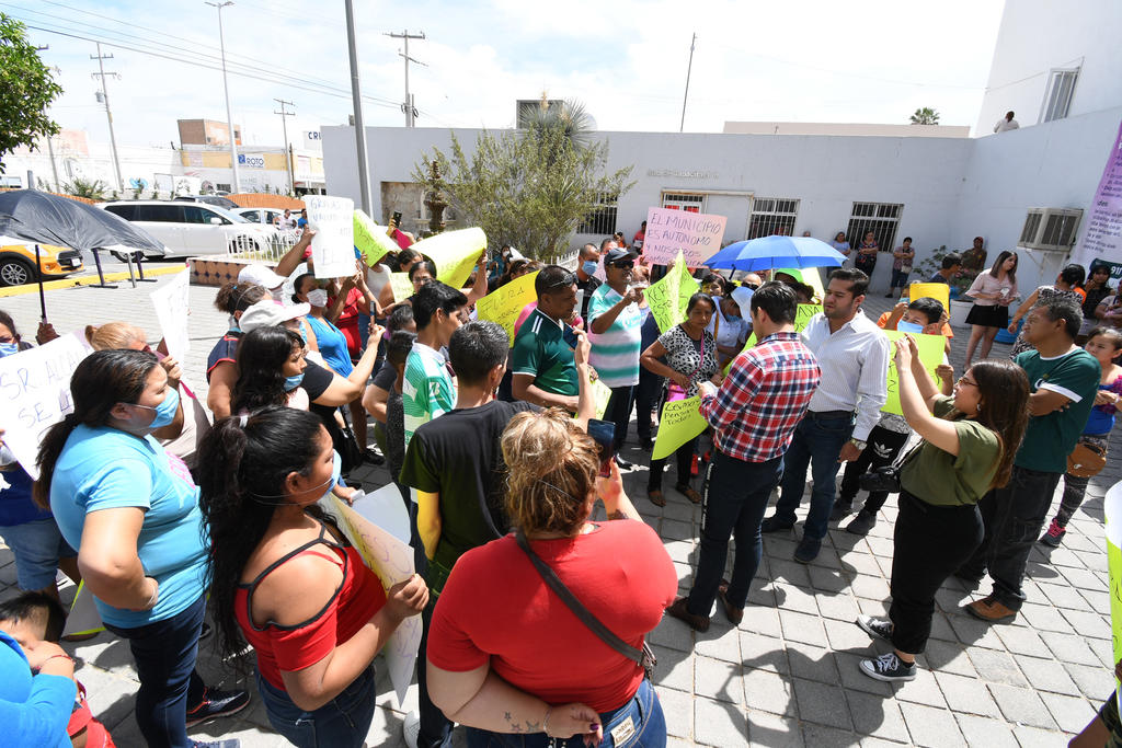 Decenas de ciudadanos se manifestaron durante este jueves en las oficinas de la Dirección de Desarrollo Social de Torreón. (FERNANDO COMPEÁN)