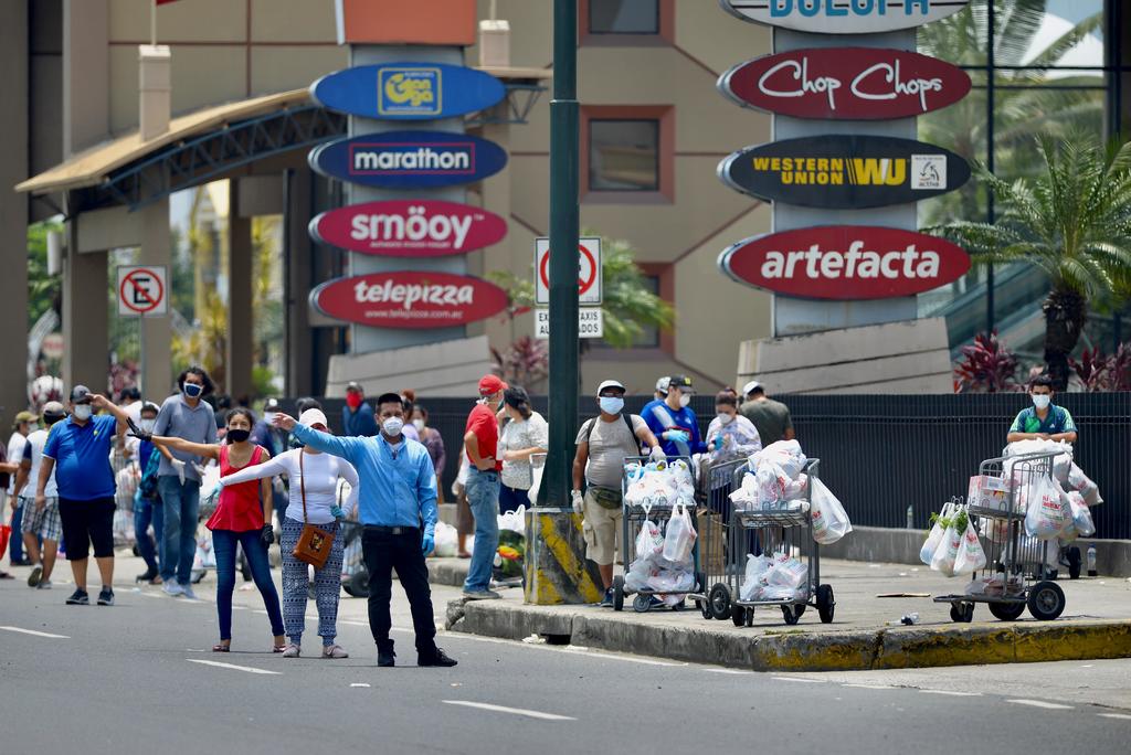 La recuperación de cadáveres para su enterramiento continua este jueves en Guayaquil, ciudad considerada el epicentro de la pandemia en Ecuador, donde además cundió la alarma ante una propuesta de un toque de queda de tres días con el objetivo de bajar la curva de contagios por COVID-19. (EFE)