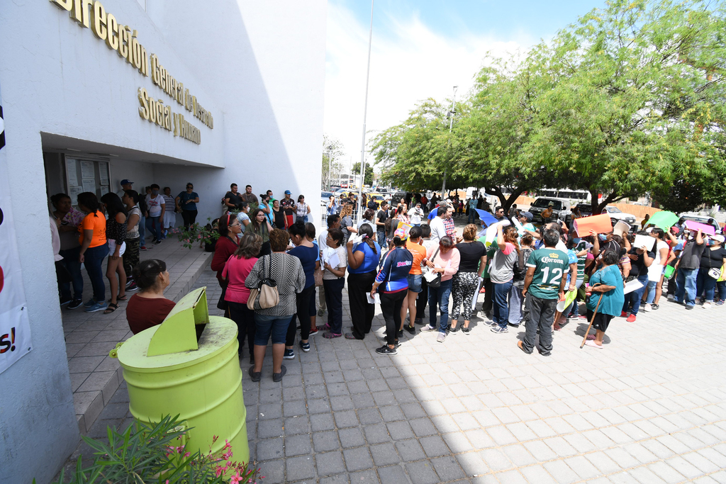 Los manifestantes se concentraron en el acceso principal del edificio de Desarrollo Social. (FERNANDO COMPEÁN)