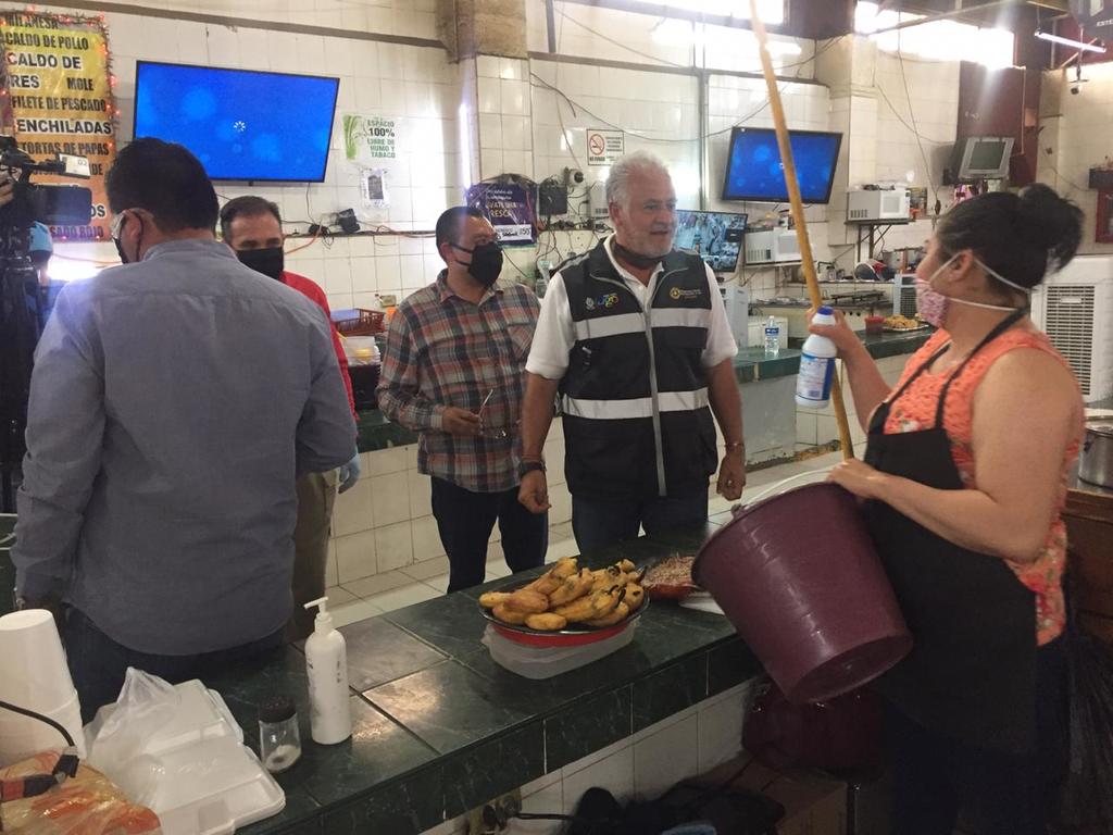 En su visita a La Laguna, Protección Civil del Estado hizo labores de sanitización en los mercados de Gómez Palacio y Lerdo.