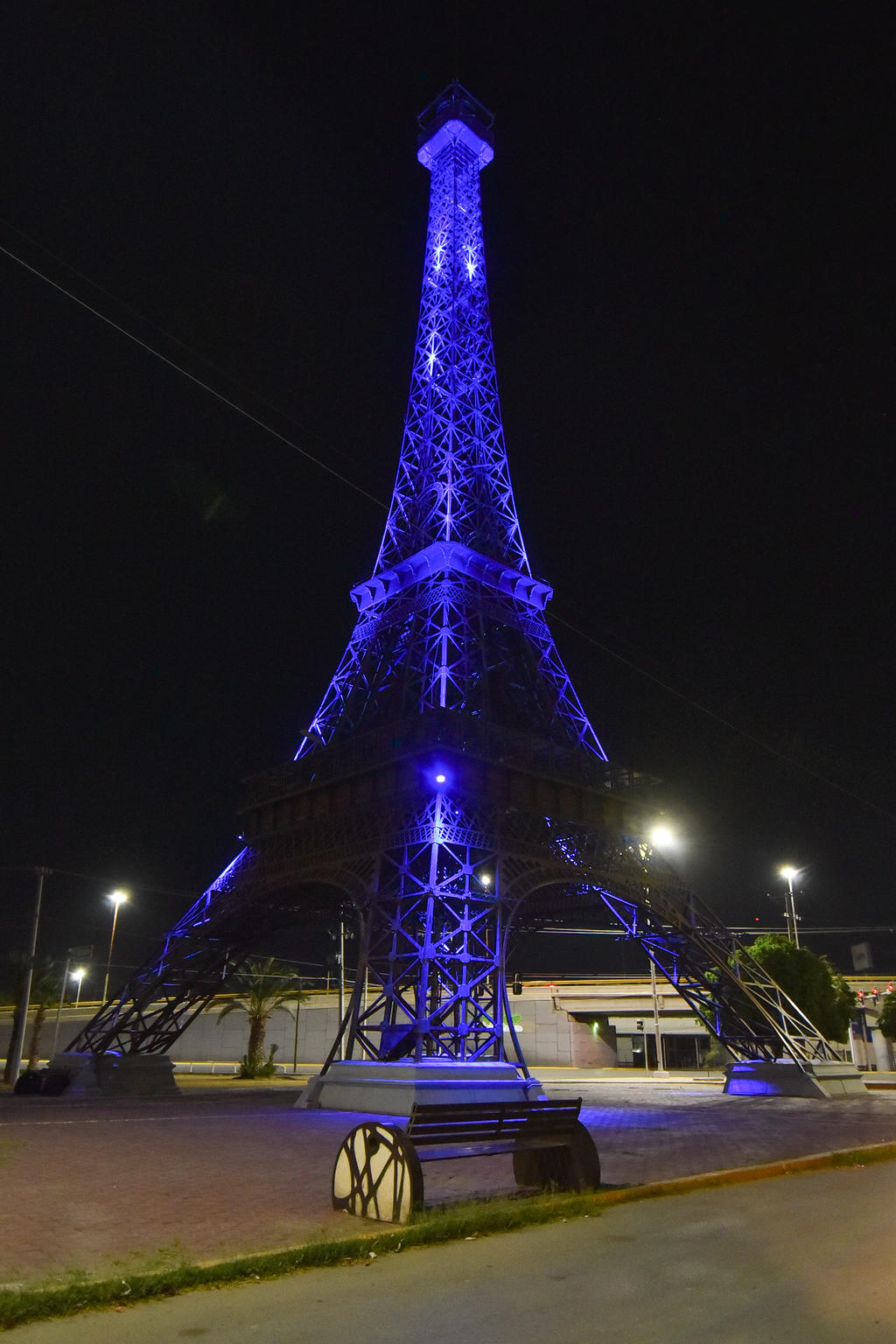 La Torre Eiffel en Gómez Palacio también se “vistió” de azul por la celebración del Día Mundial de Concienciación sobre el Autismo. (EL SIGLO DE TORREÓN)