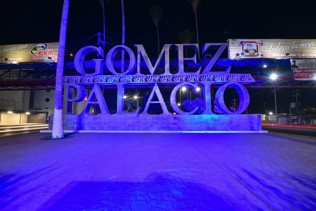 También de azul se observaron las letras de Gómez Palacio, que se encuentran a un lado del Puente Plateado en los límites con Torreón. (EL SIGLO DE TORREÓN)