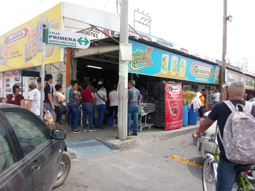 Algunas tiendas de frutas y verduras también tenían sus locales con mucha gente y era difícil caminar por dentro de los locales. (EL SIGLO DE TORREÓN)