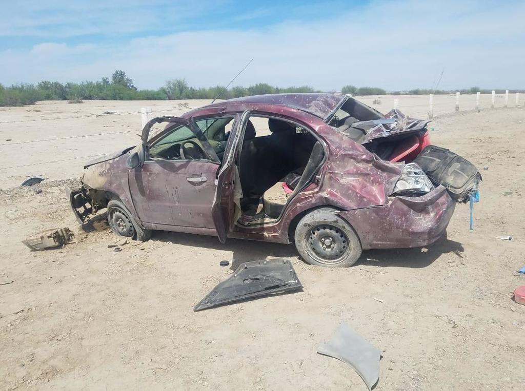Una mujer perdió la vida al sufrir una aparatosa volcadura en la carretera Saltillo-Torreón. (EL SIGLO DE TORREÓN)