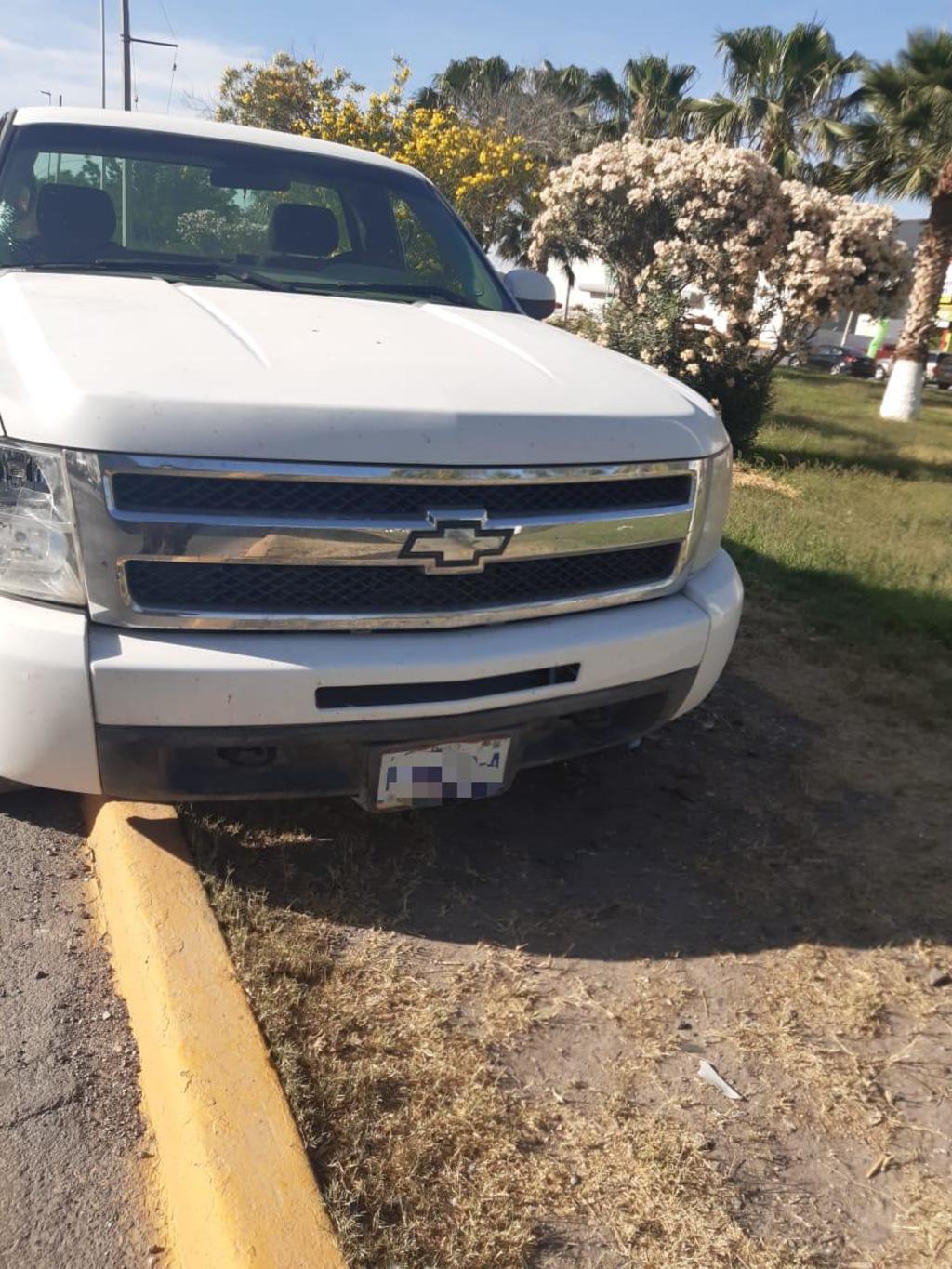 Una camioneta de la marca Chevrolet Silverado de color blanco se vio involucrada en el percance vial. (EL SIGLO DE TORREÓN)