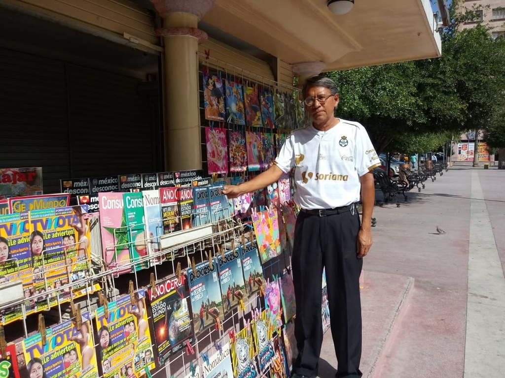 José Ángel Carreón, mejor conocido como 'El Chavo', atiende su puesto de periódicos y revistas en la Plaza de Armas de Torreón. (PRIMITIVO GONZÁLEZ)