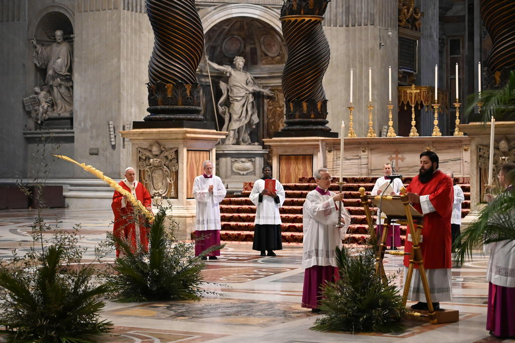 El obispo de Roma solo estuvo acompañado por Guido Marini, el responsable de las celebraciones litúrgicas, y un reducido grupo de auxiliares. (EFE)