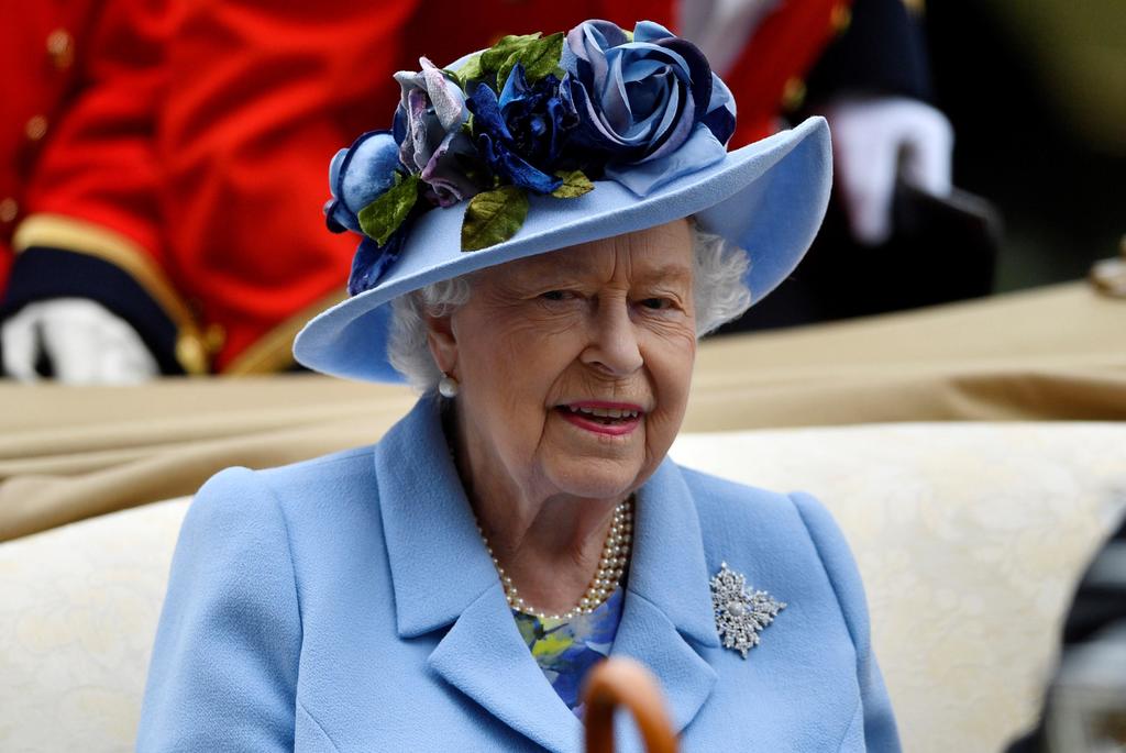 La reina Isabel II se dirigió hoy a los ciudadanos del Reino Unido pidiendo que permanezcan 'unidos' para superar la pandemia del nuevo coronavirus. (ARCHIVO)