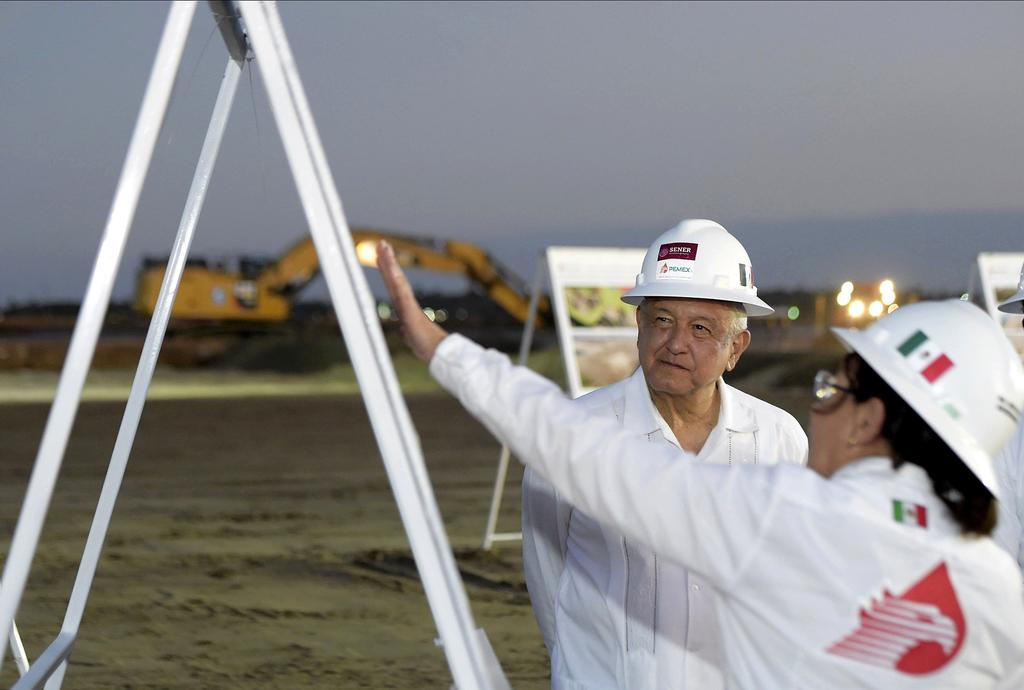 El presidente Andrés Manuel López Obrador informó que la carga fiscal de Petróleos Mexicanos (Pemex) será reducida, por lo que la empresa productiva del Estado contará con un recurso adicional de 65 mil millones de pesos para afrontar la crisis generada por la caída en los precios del petróleo. (ARCHIVO)
