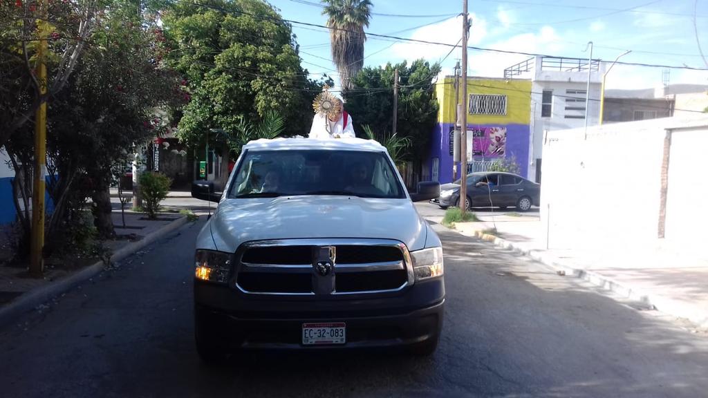 Realizan una pequeña caravana con el Santísimo por las calles de Lerdo como parte de las celebraciones del domingo de Ramos. (VIRGINIA HERNÁNDEZ)