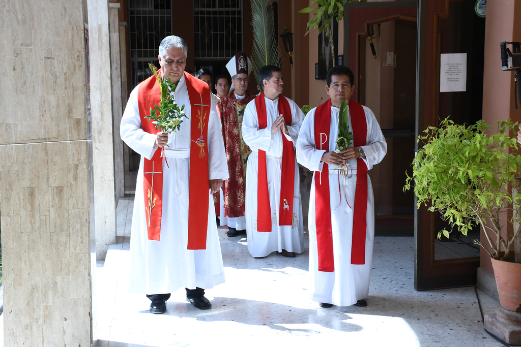 Cuatro sacerdotes dieron acompañamiento al obispo durante la eucaristía celebrada el día de ayer. (FERNANDO COMPEÁN)