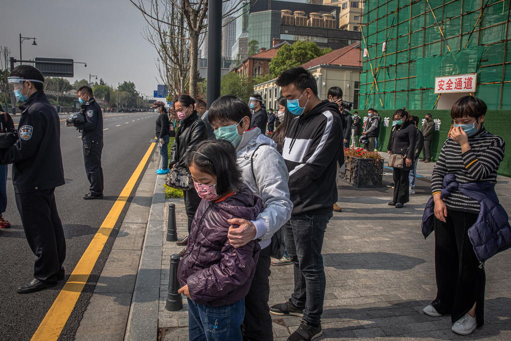 En la imagen se observa la población en China despidiendo al personal médico que apoyó durante la contingencia. (ARCHIVO) 
