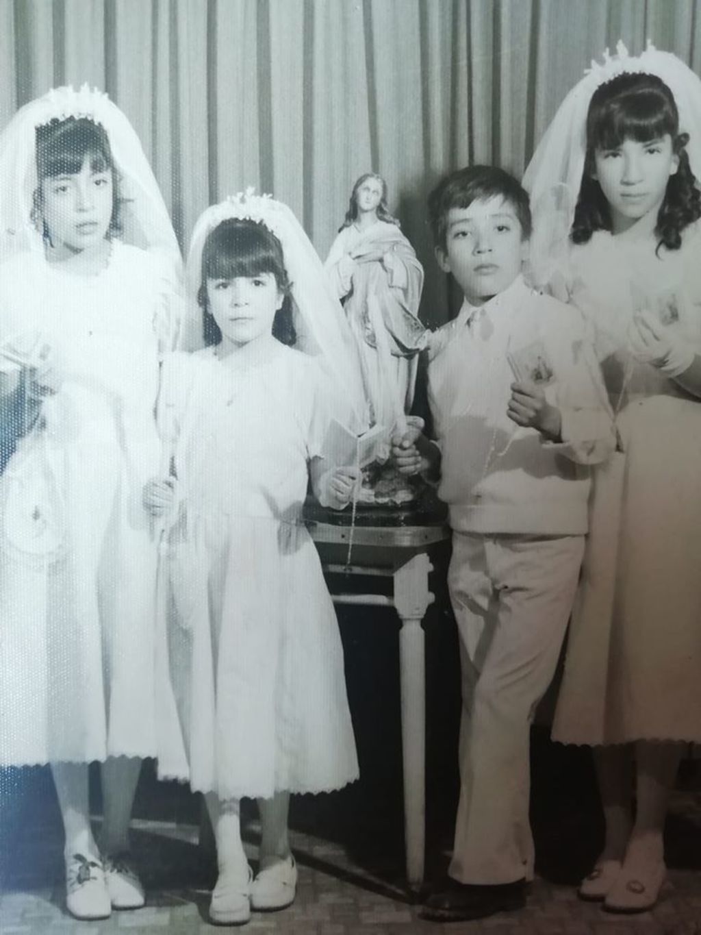 María angélica, Sonia, José Luis y María Magdalena López Flores en su comunión. (1978)