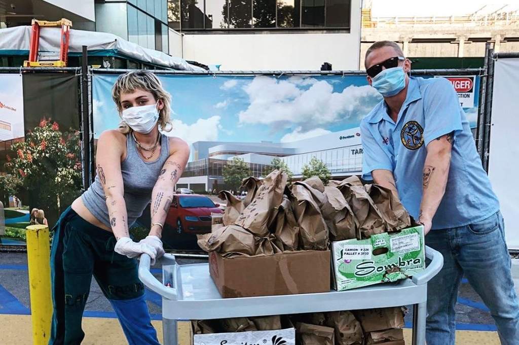 La cantante estadounidense Miley Cyrus y su novio, el australiano Cody Simpson, acudieron a un hospital para entregar tacos al personal médico que trabaja ante la pandemia causada por el COVID-19. (INSTAGRAM)
