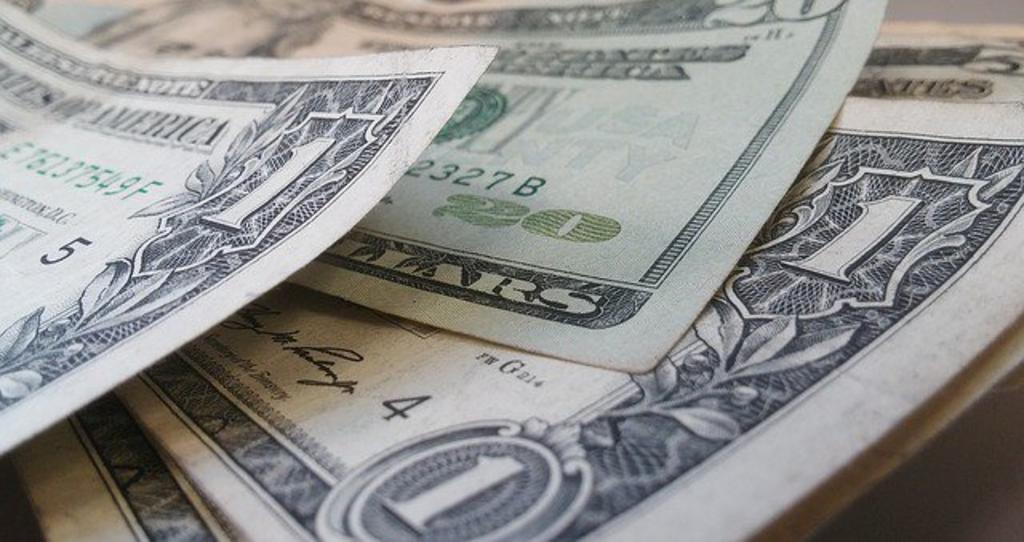 La moneda nacional cerró con un aumento de su valor de 30 centavos frente al dólar.  (ARCHIVO)