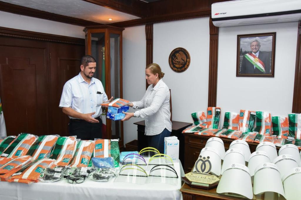 La presidenta municipal Marina Vitela entregó los primeros 50 paquetes de artículos para la protección del personal médico, de enfermería y paramédico del Hospital General de Zona (HGZ) número 46, nosocomio al que serán referidos los casos de Covid-19. (MARY VÁZQUEZ)