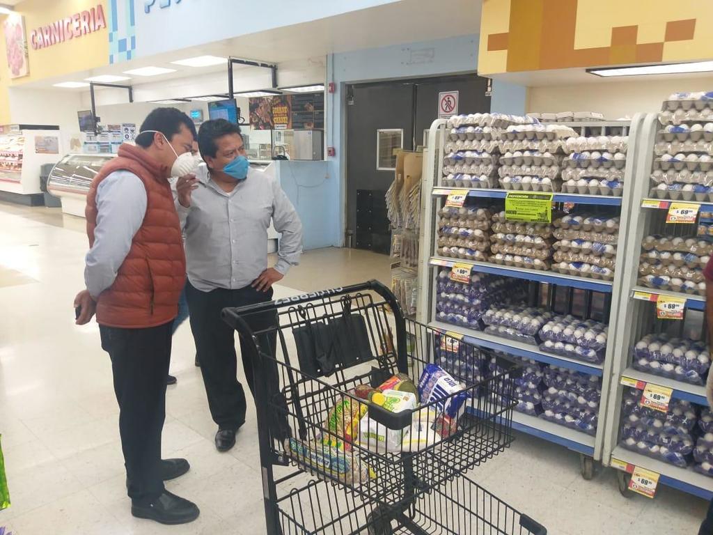 Los funcionarios federales realizaron un recorrido por algunos comercios de Monclova para revisar que no se aumenten los precios. (CORTESÍA)