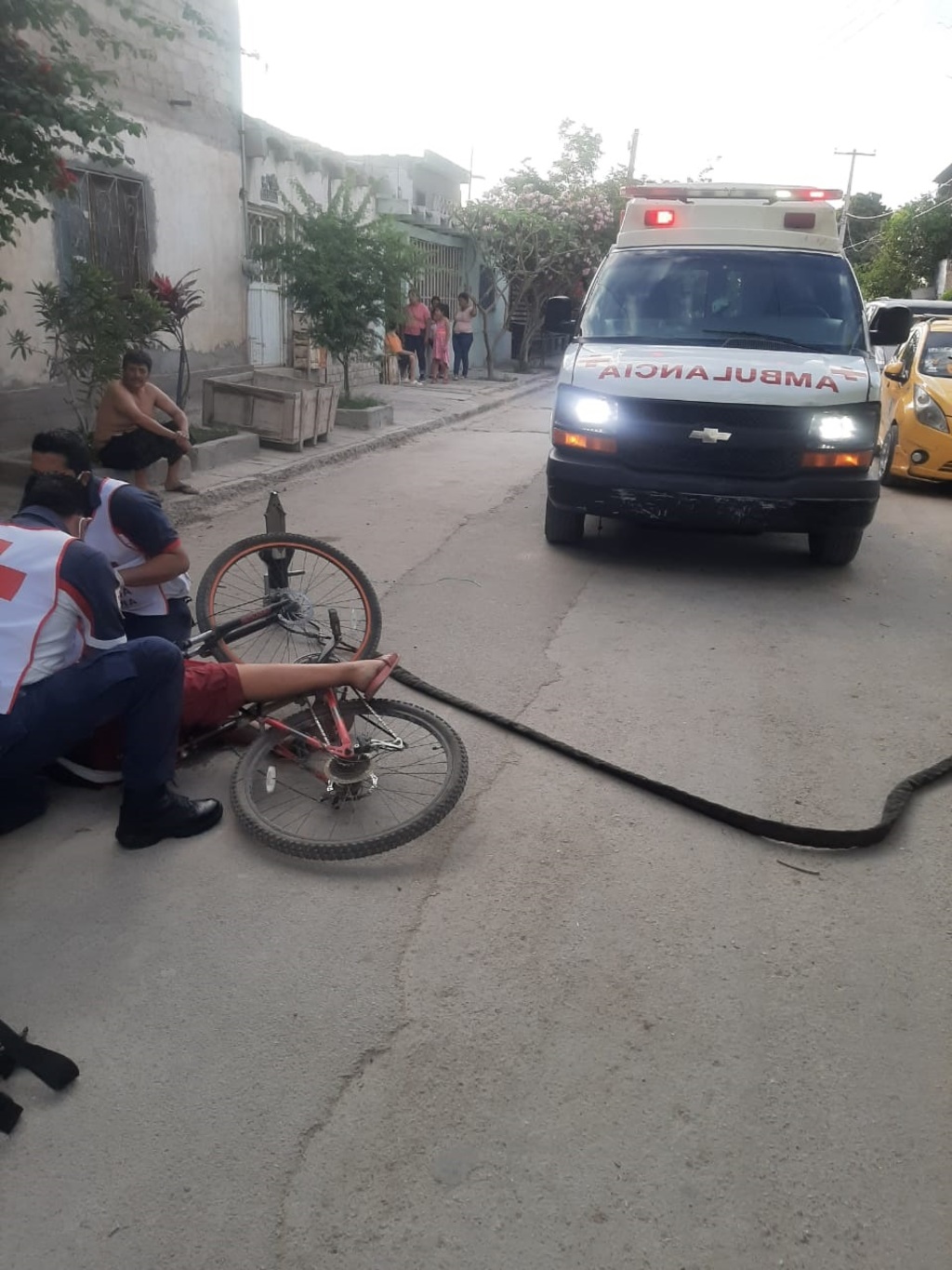 El menor accidentado fue atendido por los paramédicos de la Cruz Roja, quienes se encargaron de su traslado al hospital. (EL SIGLO DE TORREÓN)