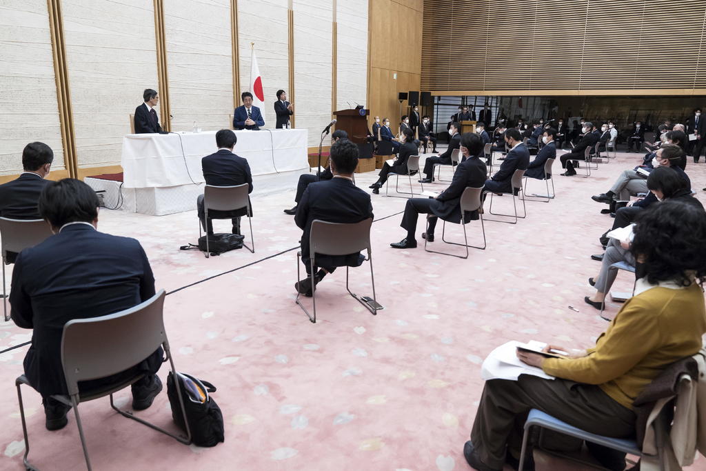 Abe dijo que tenía previsto mantener el estado de emergencia un mes, hasta el 6 de mayo. (EFE)