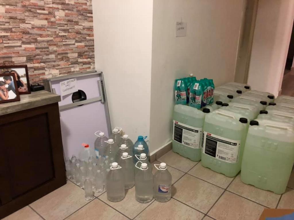 Han visitado la clínica 46 del IMSS en Gómez Palacio, la 71 de Torreón, el Hospital Militar, el Hospital General, donde se han entregado 50 kits a cada institución médica, además de 100 litros de desinfectante y 100 litros de gel antibacterial.  (ESPECIAL)