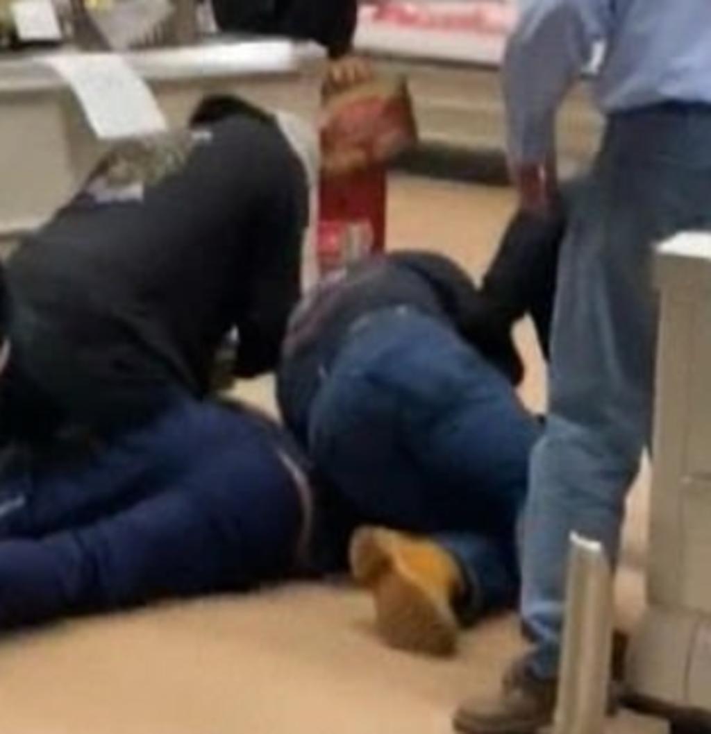 Hombre es derribado por haber escupido a los productos de un supermercado