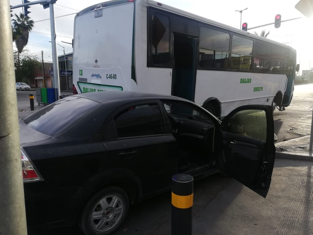 Camión choca contra auto en calles del sector Centro de Torreón. (EL SIGLO DE TORREÓN)