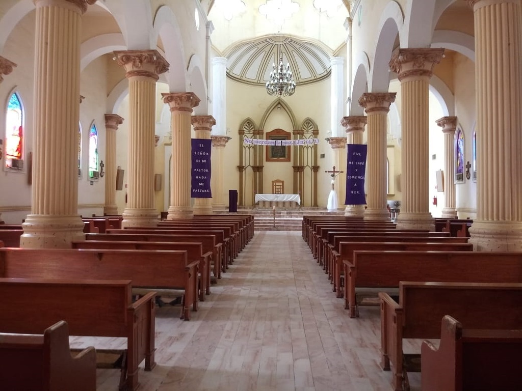 El interior y exterior de la parroquia de Matamoros luce sin gente. (EL SIGLO DE TORREÓN) 