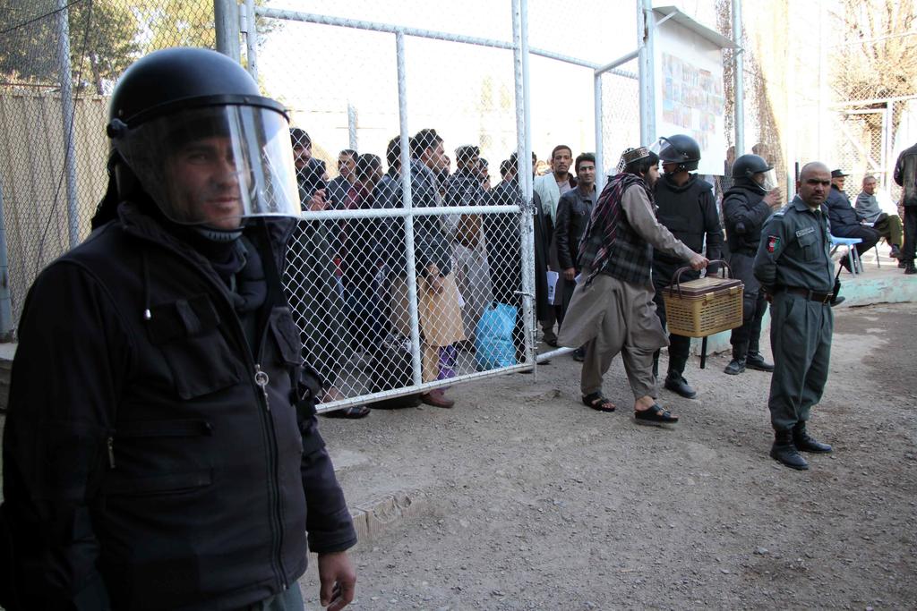 El gobierno afgano liberará a 100 prisioneros talibanes, dijo un funcionario afgano, un día después de que el grupo dijo que dejaría las conversaciones de paz. (ARCHIVO) 