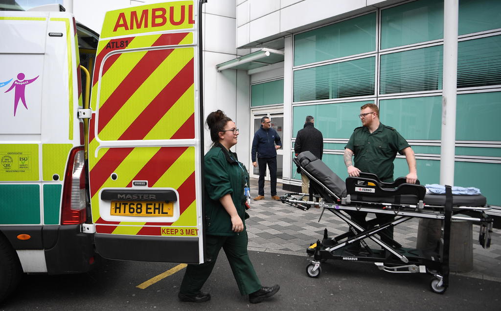 Reino Unido ha registrado este miércoles un incremento de 938 muertos por COVID-19 en hospitales, hasta un total de 7,097 fallecidos. (ARCHIVO)
