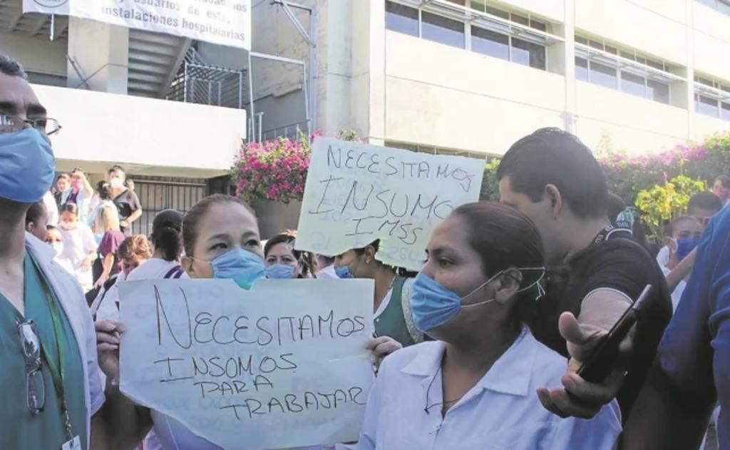 Cabe recordar que en ese hospital del IMSS, un numeroso grupo de enfermeras y médicos, protestaron el 26 de marzo, donde al unísono gritaron '¡queremos protección!'. (ARCHIVO)