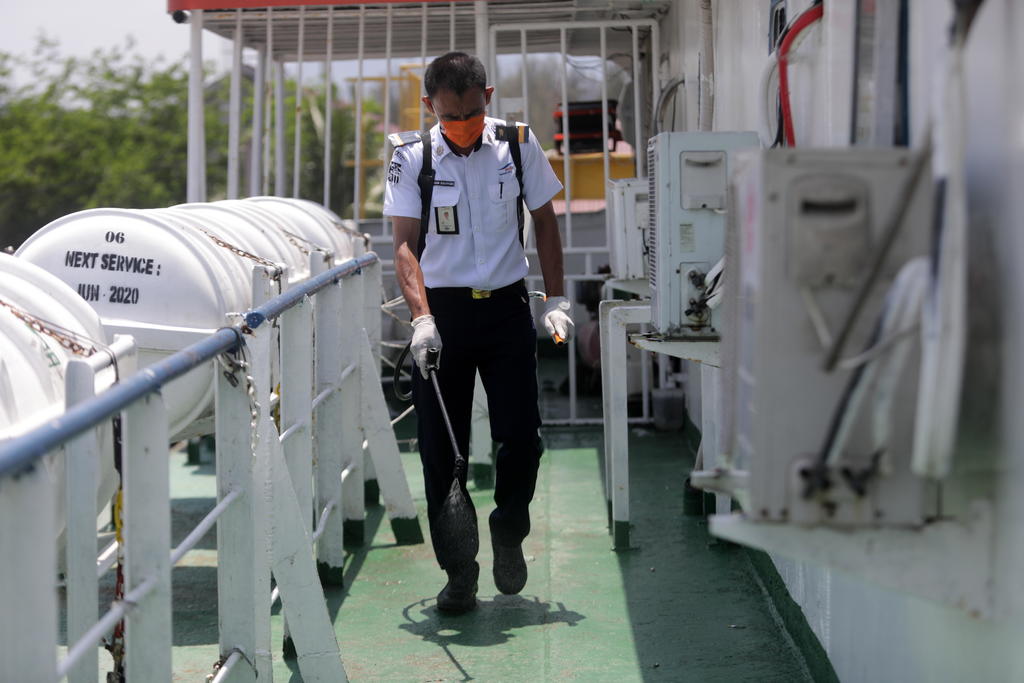 Pasajeros a bordo de un ferry que transportaba al menos tres casos positivos de coronavirus determinaron saltar al agua ante la imposibilidad de que la embarcación pudiera hacer puerto en la isla de Flores. (ARCHIVO) 