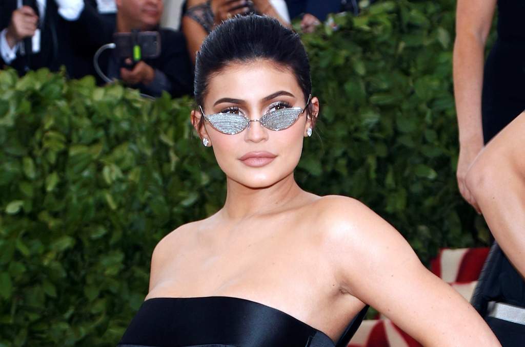 Kylie Jenner, la menor del televisivo clan de los Kardashian, fue nombrada por segundo año consecutivo la multimillonaria más joven artífice de su propio éxito, un título que ha logrado gracias a su compañía Kylie Cosmetics, informó la revista Forbes. (ARCHIVO)