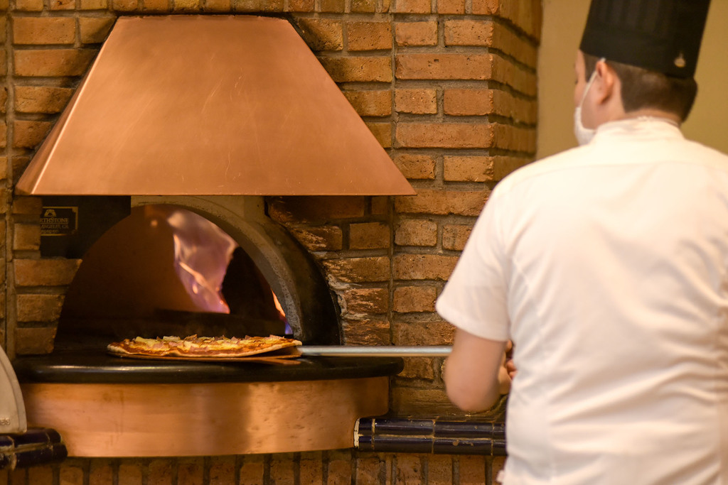 COCCIÓN. La pizza deberá permanecer en el horno durante 20 minutos. (EL SIGLO DE TORREÓN / Erick Sotomayor)