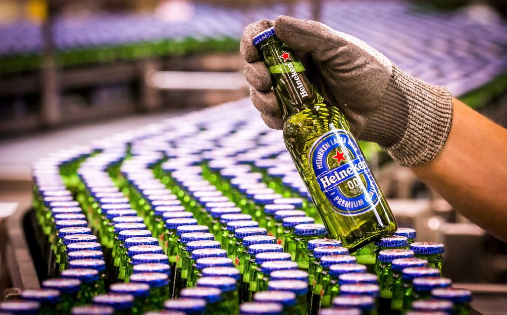 La cervecera Heineken Mexico producirá y donará caretas, gel antibacterial y latas de agua, para ayudar a hacer frente a la contingencia sanitaria derivada del COVID-19. (ESPECIAL)