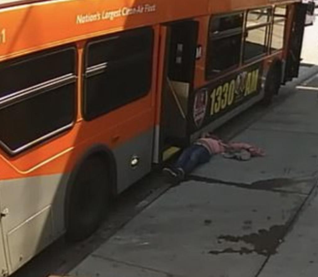 Hombre recibe brutal golpiza al bajar de un autobús y los demás pasajeros lo ignoran