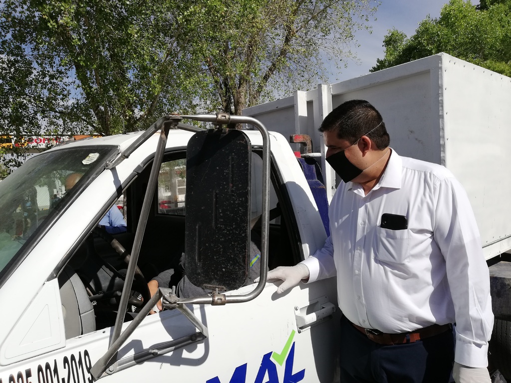 El alcalde de Lerdo, Homero Martínez, repartió cubrebocas a los conductores que pasaron por el cerco sanitario instalado ayer.