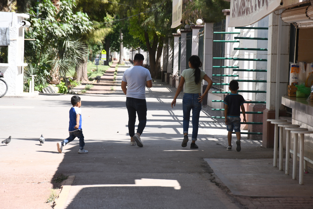 Una familia con niños pequeños paseó durante el jueves en el Bosque Venustiano Carranza pese al riesgo sanitario en la vía pública. (FERNANDO COMPEÁN)