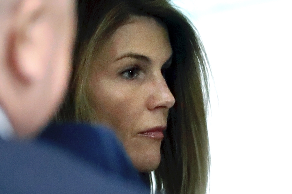 Caso. Los fiscales dicen que hay amplia evidencia de que Loughlin y Giannulli entendían que sus pagos eran sobornos. (AP)