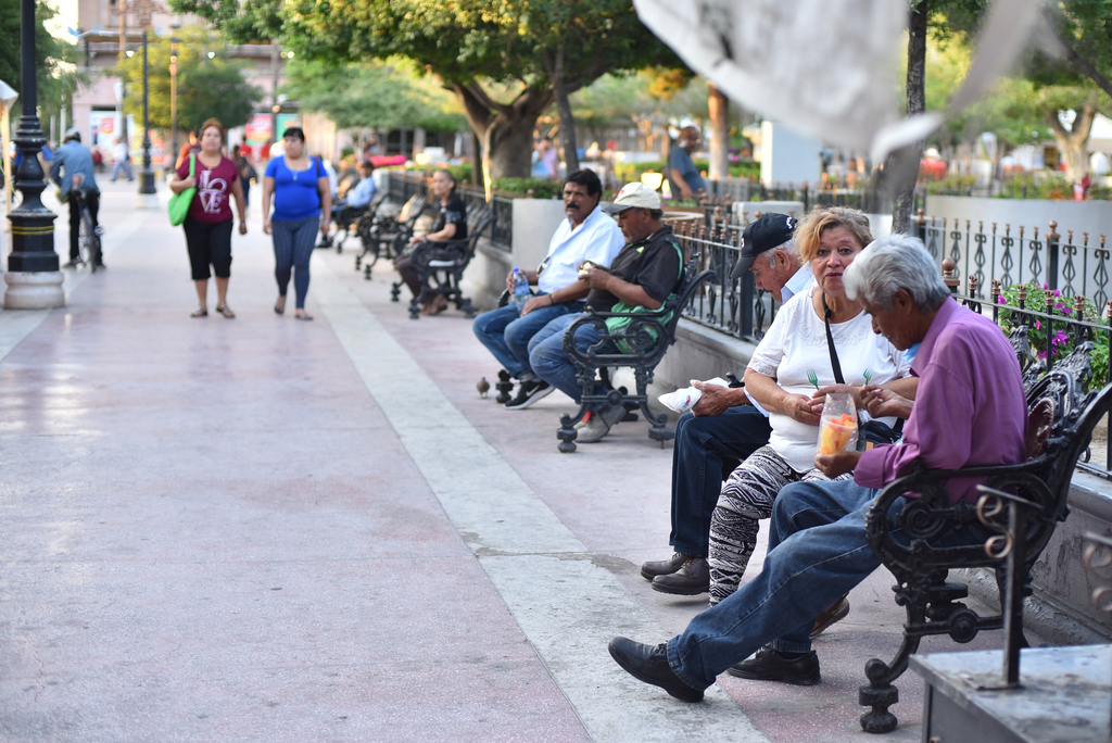En recientes días se ha podido observar a decenas de personas paseando en espacios públicos, a pesar de la contingencia sanitaria. (EL SIGLO DE TORREÓN)