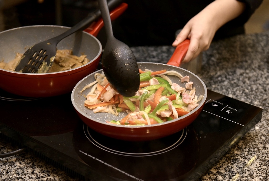 VEGETALES. El sabor de la cebolla y los pimientos le dará
un toque especial a la carne. (EL SIGLO DE TORREÓN / Erick Sotomayor)