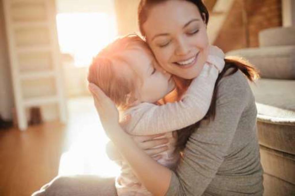 Los bebés de cuatro meses podrían ser capaces de reconocer a sus madres y padres mediante abrazos, lo cual subrayaría la importancia del vínculo temprano. (ARCHIVO)