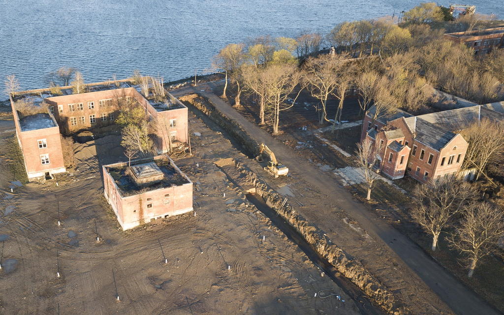 El alcalde de Nueva York, Bill de Blasio, aseguró este viernes que los neoyorquinos se sienten 'devastados' al ver las imágenes de conciudadanos enterrados en fosas comunes en Hart Island. (EFE) 
