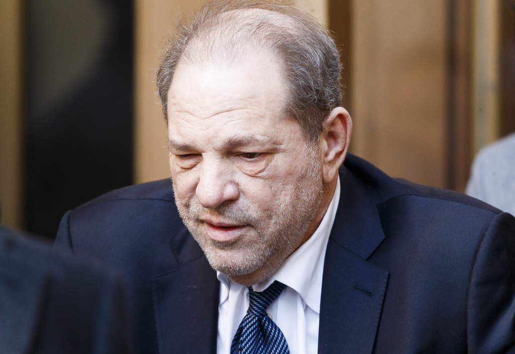 Harvey Weinstein, encarcelado en Nueva York por abuso sexual, enfrenta un cargo adicional de agresión sexual mediante sujeción en Los Ángeles. (ARCHIVO)
