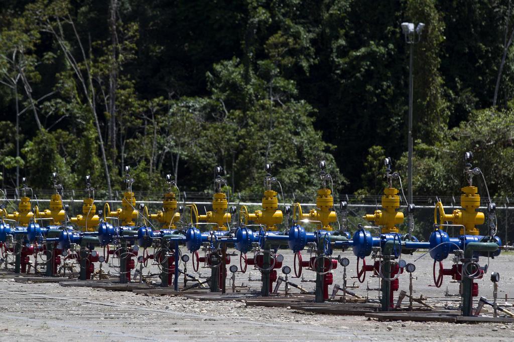 Ecuador declaró fuerza mayor y suspendió la venta de petróleo, su principal producto de exportación estatal, debido a la rotura de los dos oleoductos más grandes del país, informó el viernes el ministro de Energía, René Ortiz. (ARCHIVO)