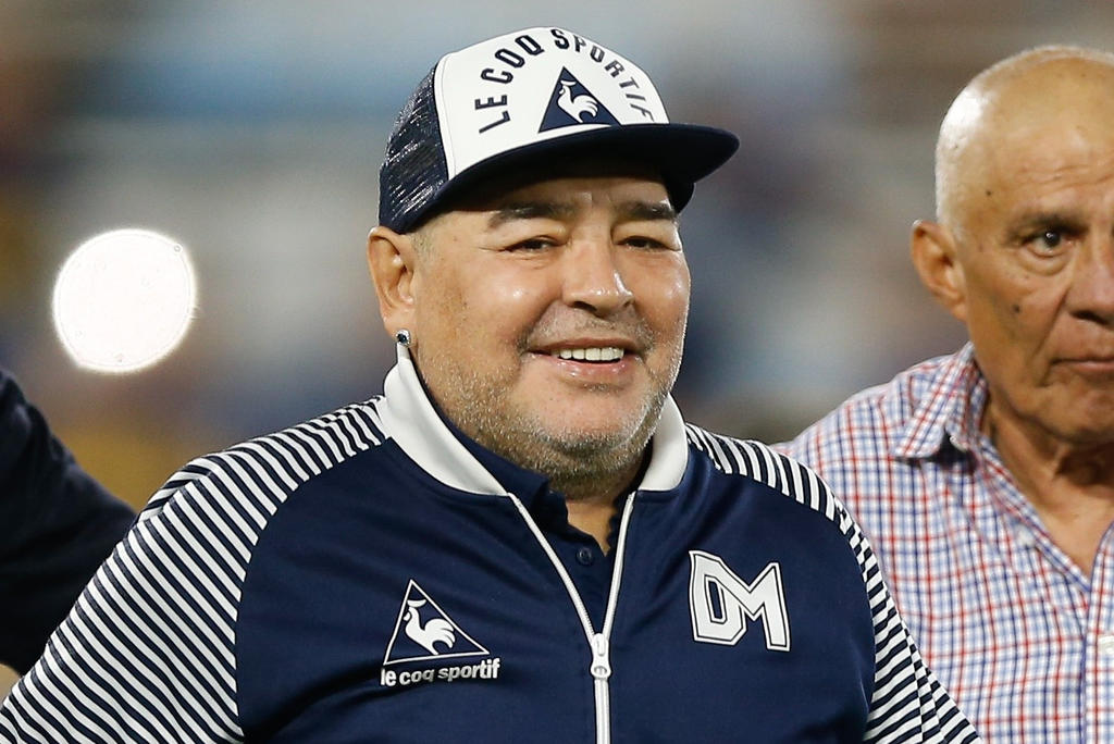 El director técnico de Gimnasia y Esgrima de Argentina, Diego Armando Maradona, expresó su deseo de permanecer en el club. (ARCHIVO)