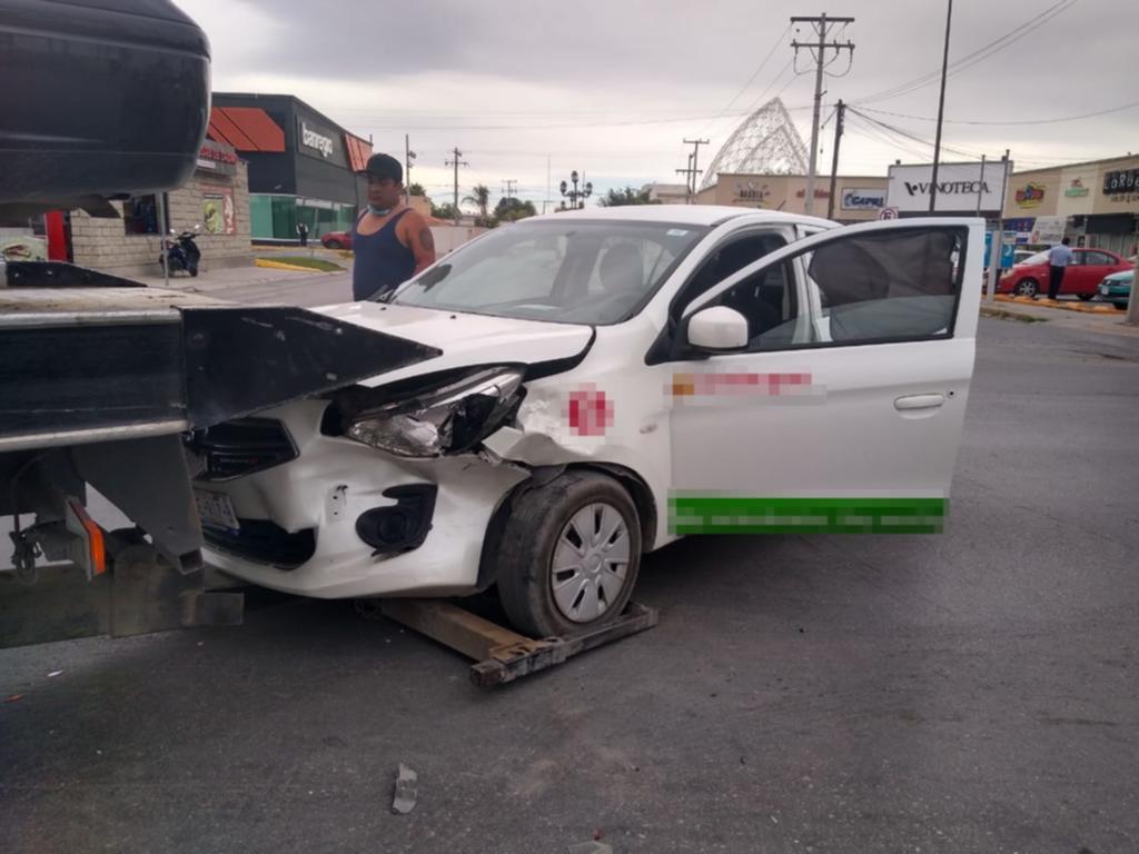 Los motores de dos automóviles resultaron destrozados, luego de participar en un choque, que se registró en el bulevar Independencia, cerca de un centro comercial en la ciudad de Torreón, Coahuila. (EL SIGLO DE TORREÓN)