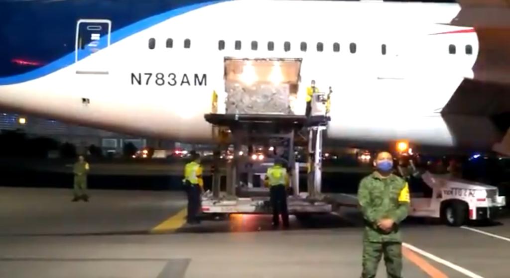 El segundo cargamento de insumos médicos procedentes de China llegaron la noche de hoy al aeropuerto de la Ciudad de México. (ESPECIAL)
